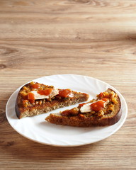 Croutons with vegetable ragout and chicken