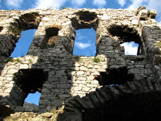 ściana ruiny zamku w Ogrodzieńcu na tle błękitnego nieba