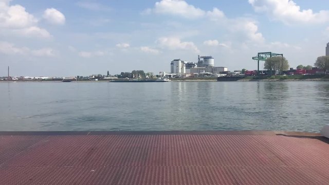 Zeitraffer Frachtschiff bef&auml;hrt den Rhein bei Gernsheim