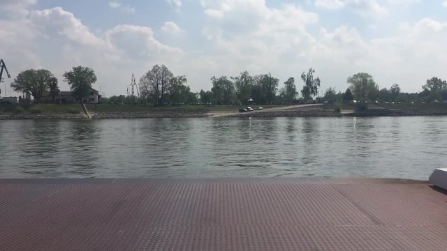 Zeitraffer &Uuml;berfahrt mit der Rheinf&auml;hre von Eich nach Gernsheim 
