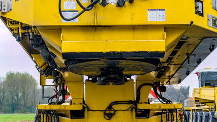 Schwerlasttransport - gelber LKW Teletrailer mit Luft- oder hydropneumatische Federung
