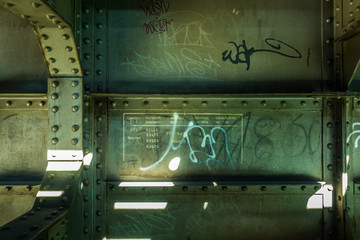 Seitenwand einer stählernen Eisenbahnbrücke im grünen Steampunk-Look 