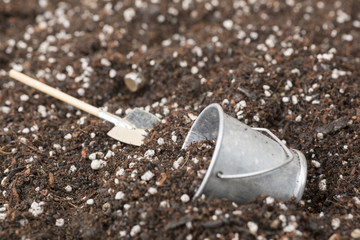 スコップとバケツ