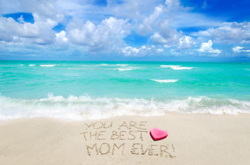 Sign "You are the best mom ever!" on the beach © ellensmile