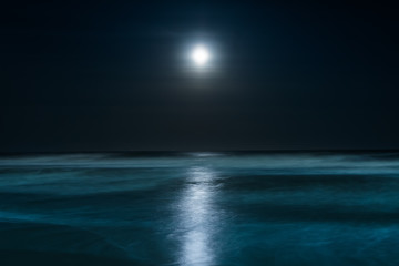 Obraz premium The moon over the Atlantic Ocean in Atlantic City, New Jersey.