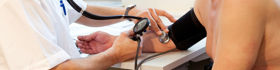 Internet-Banner - Untersuchung in der Arztpraxis – Blutdruckmessung - 144502620