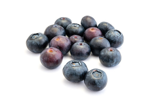 Blaubeeren Heidelbeeren 
isoliert freigestellt auf wei&szlig;en Hintergrund
, Freisteller