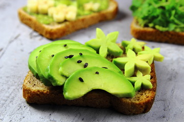 тост с авокадо и семенем льна с ржаным хлебом