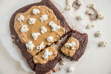Brownies mit Erdnussbutter und Popcorn 