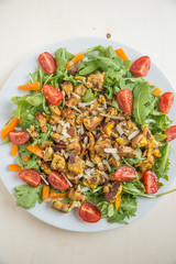 Bunter Salat mit gebratenen Knödeln