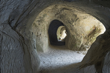 Ehemalige Festung als Kinderspielplatz - Die Grotten von Mont-Vully, Freiburg, Schweiz