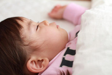 Obraz na płótnie Canvas sleeping Japanese girl (2 years old)