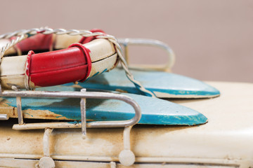 Surfbretter und Rettungsring auf einem alten Campingbus