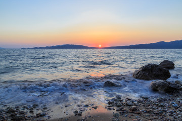Obraz premium Beuatiful waves of mediterranean sea during sunset near hisaronu, marmaris