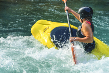 spielen mit der Naturgewalt Wasser beim Kayaking