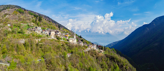 Fototapeta na wymiar Valgerola - Valtellina (IT) - Vista aerea panoramica di Pedesina