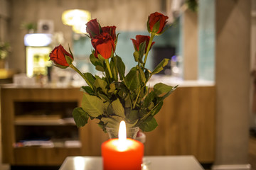 Rosenstrauß in einer gemütlich eingerichtete Küche in einem kleinen Restaurant