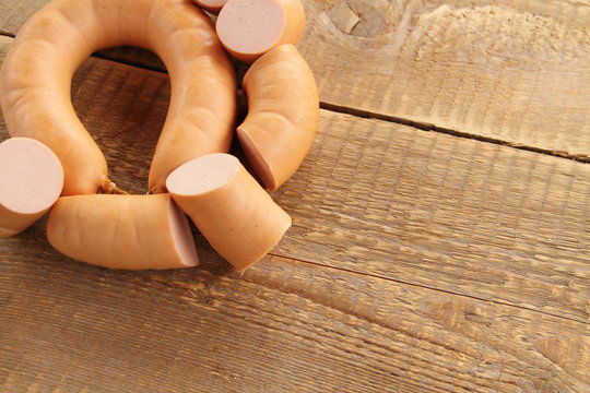 Fleischwurst auf einem Holzbrett