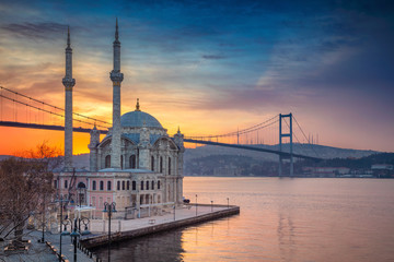 Istanbul. Bild der Ortakoy-Moschee mit der Bosporus-Brücke in Istanbul bei schönem Sonnenaufgang.