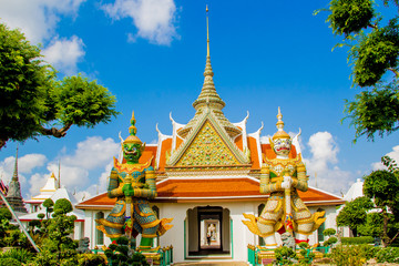 Obraz premium BANGKOK,THAILAND - MARCH 18,2017 : Wat Arun or Temple of the Dawn is one of a famous Buddhist temple in Bangkok, Thailand.