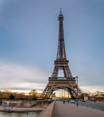 Fototapeta na wymiar Tour Eiffel et Trocadéro à l'aube