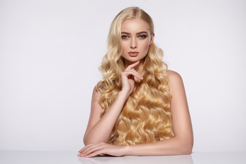 Naklejka premium Beauty portrait of attractive girl with curly hair