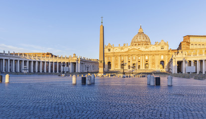 Fototapeta na wymiar Sunrise in St. Peter's Square in the Vatican