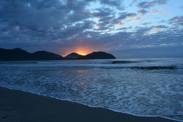 Fototapeta premium Nascer do sol na praia, Ubatuba, SP, Brasil