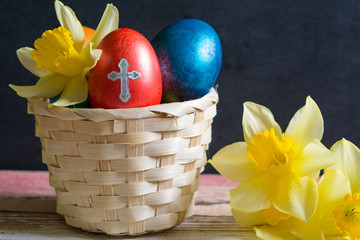 Крашенные пасхальные яйца в корзинке. 