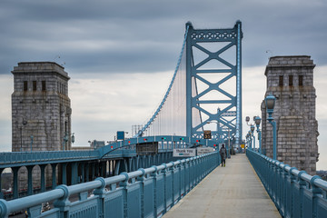 Fototapeta premium The Benjamin Franklin Bridge Walkway in Philadelphia, Pennsylvania.