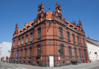Zabytkowy gmach poczty, neogotyk, który budowano pod zaborem pruskim. Od chwili powstania nie zmienił swego przeznaczenia,  Chełmno, Polska - obrazy, fototapety, plakaty