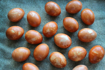 Easter eggs dyed in the water with onion shells