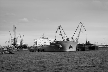 Ship transshipment of the port channel.