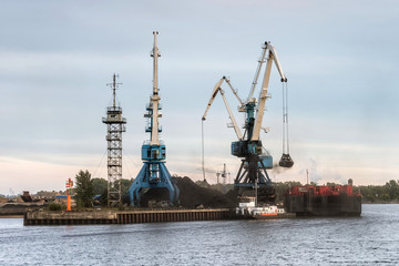 Fototapeta na wymiar Coal transshipment to container ships.