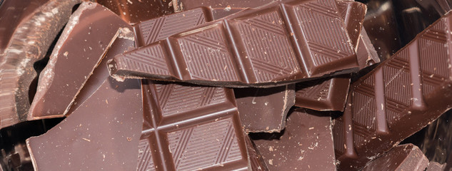 Schokolade zerbrochen für das backen eines Dessert ein Schokokuchen