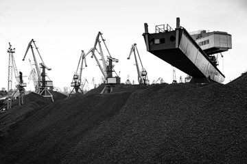 Fototapeta na wymiar Work in port coal transshipment terminal.