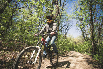 Plakat man ride mountain bike through forest
