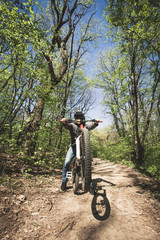 Fototapeta na wymiar man with his mountain bike at forest