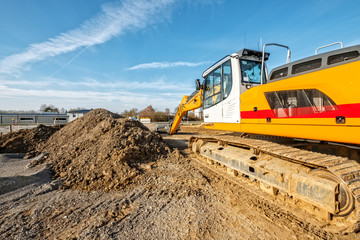 baufahrzeuge auf baustelle