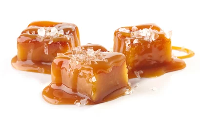 Foto op Plexiglas Snoepjes zelfgemaakte stukjes gezouten karamel