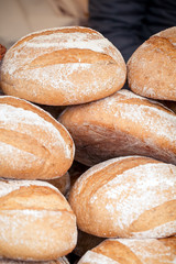 Duże bochenki chleba, świeżo upieczony chleb, fotografia chleba, piekarnia - obrazy, fototapety, plakaty