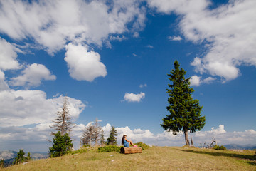 Fototapeta na wymiar woman travel and relax in countryside