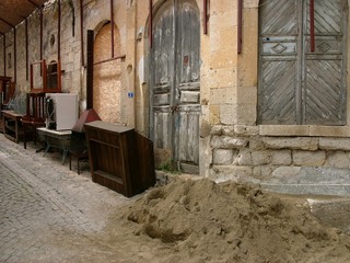 Baustelle vor einem alten verfallenen Haus in den Gassen der Altstadt von Alacati bei Cesme am...