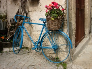 Blau angemaltes altes Rennrad als Dekoration in den Gassen der Altstadt von Alacati bei Çeşme am...