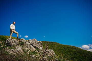Obraz premium Standing at the top of the cliff