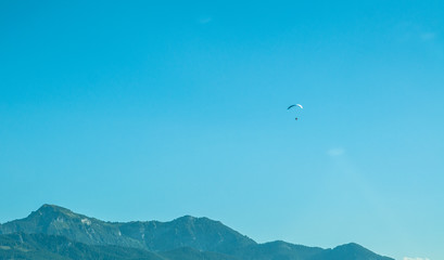 Fototapeta na wymiar Paragliding am Chimsee