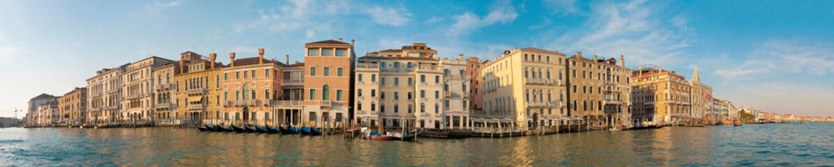 Fototapeta na wymiar Canal Grande, Dogana di Mar, Venice