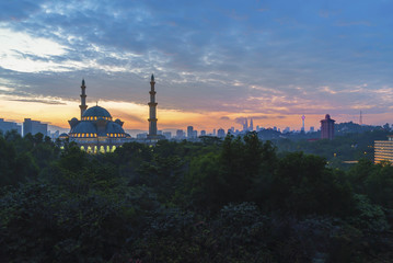 Fototapeta premium Majestic sunrise at Kuala Lumpur Federal Territory Mosque (Masjid Wilayah Persekutuan)