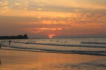 Obraz premium Ocean Oceans Sunset Sunsets Water Rocks Waves Stone Stones Cloud Couds Southeast Asia Asian Beach Beaches Relax Relaxation Vacation Exotic 