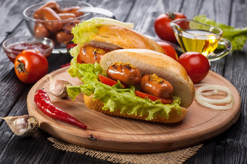 Hot dog with Tomato, lettuce, Sausage, mustard, ketchup